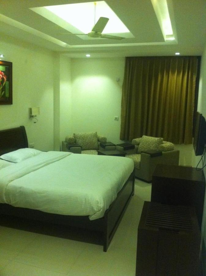 Nikko Blue - Boutique Hotel Гургаон Екстериор снимка