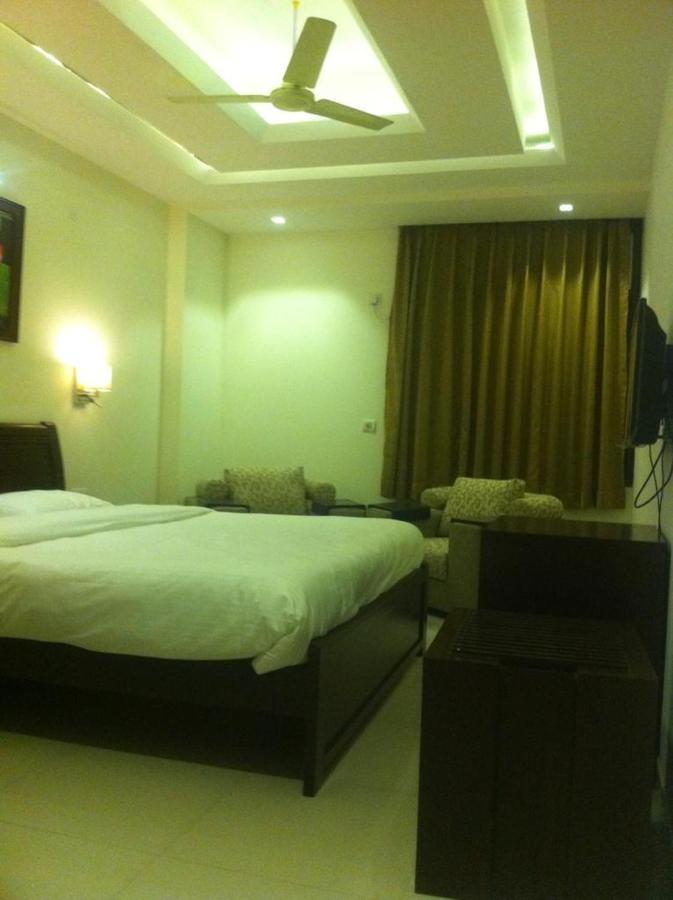 Nikko Blue - Boutique Hotel Гургаон Екстериор снимка