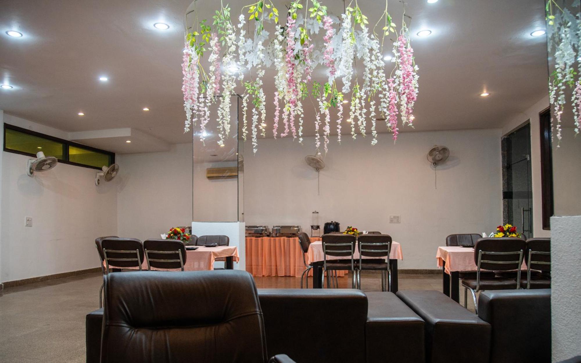 Nikko Blue - Boutique Hotel Гургаон Екстериор снимка