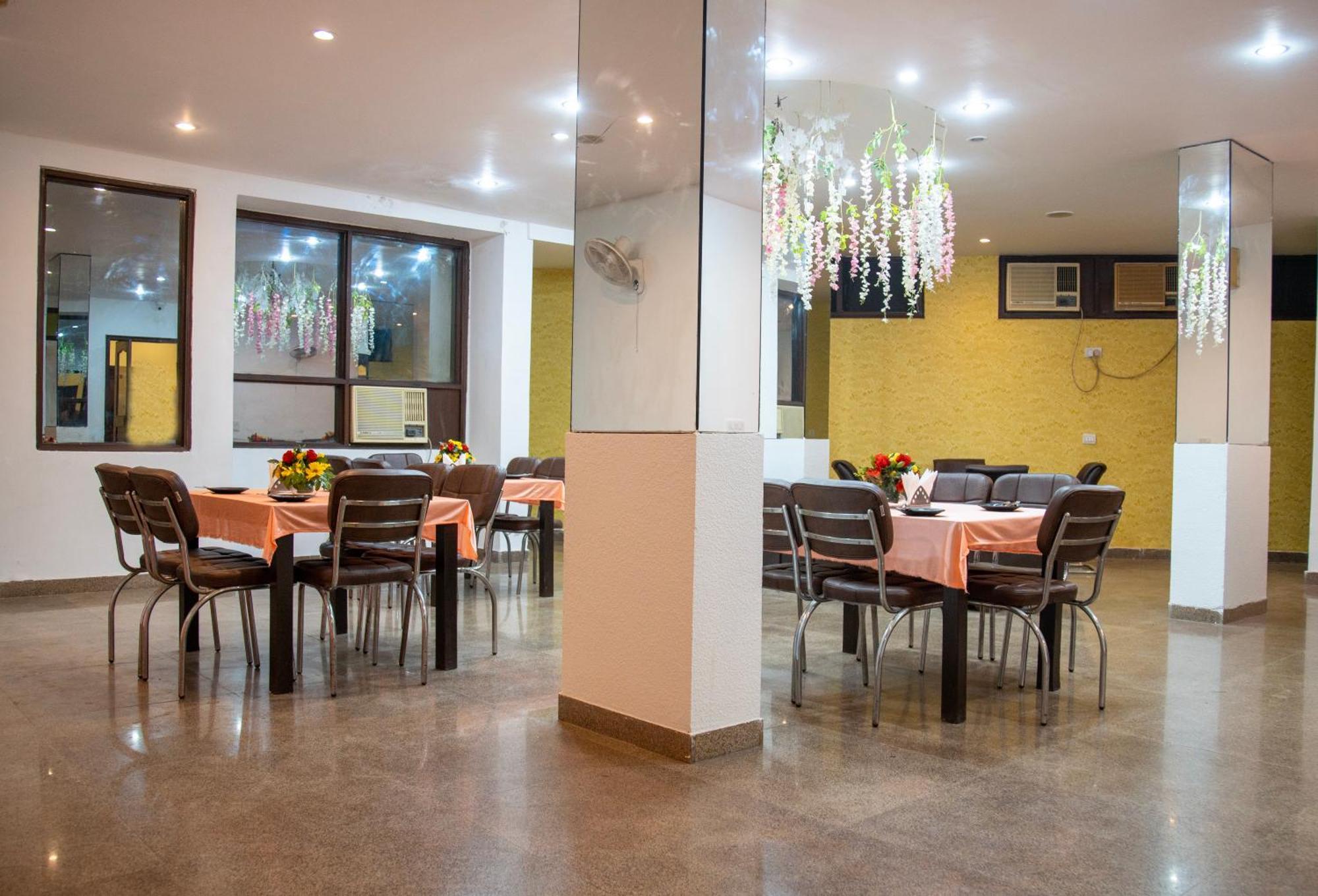 Nikko Blue - Boutique Hotel Гургаон Екстериор снимка
