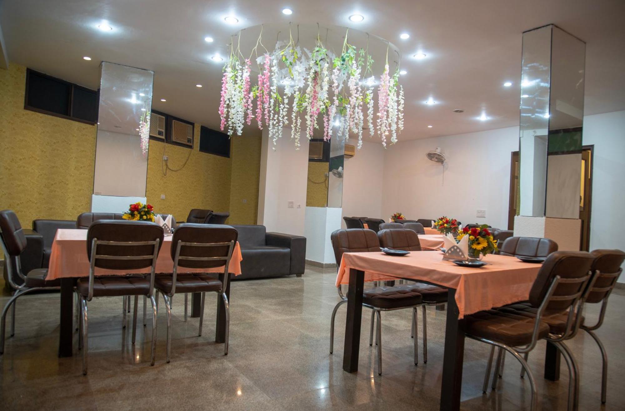 Nikko Blue - Boutique Hotel Гургаон Екстериор снимка