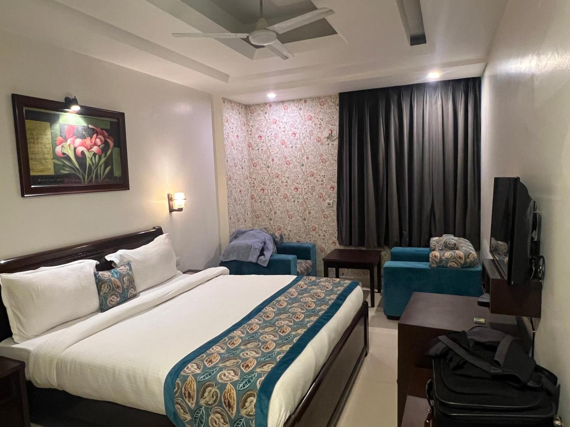 Nikko Blue - Boutique Hotel Гургаон Екстериор снимка