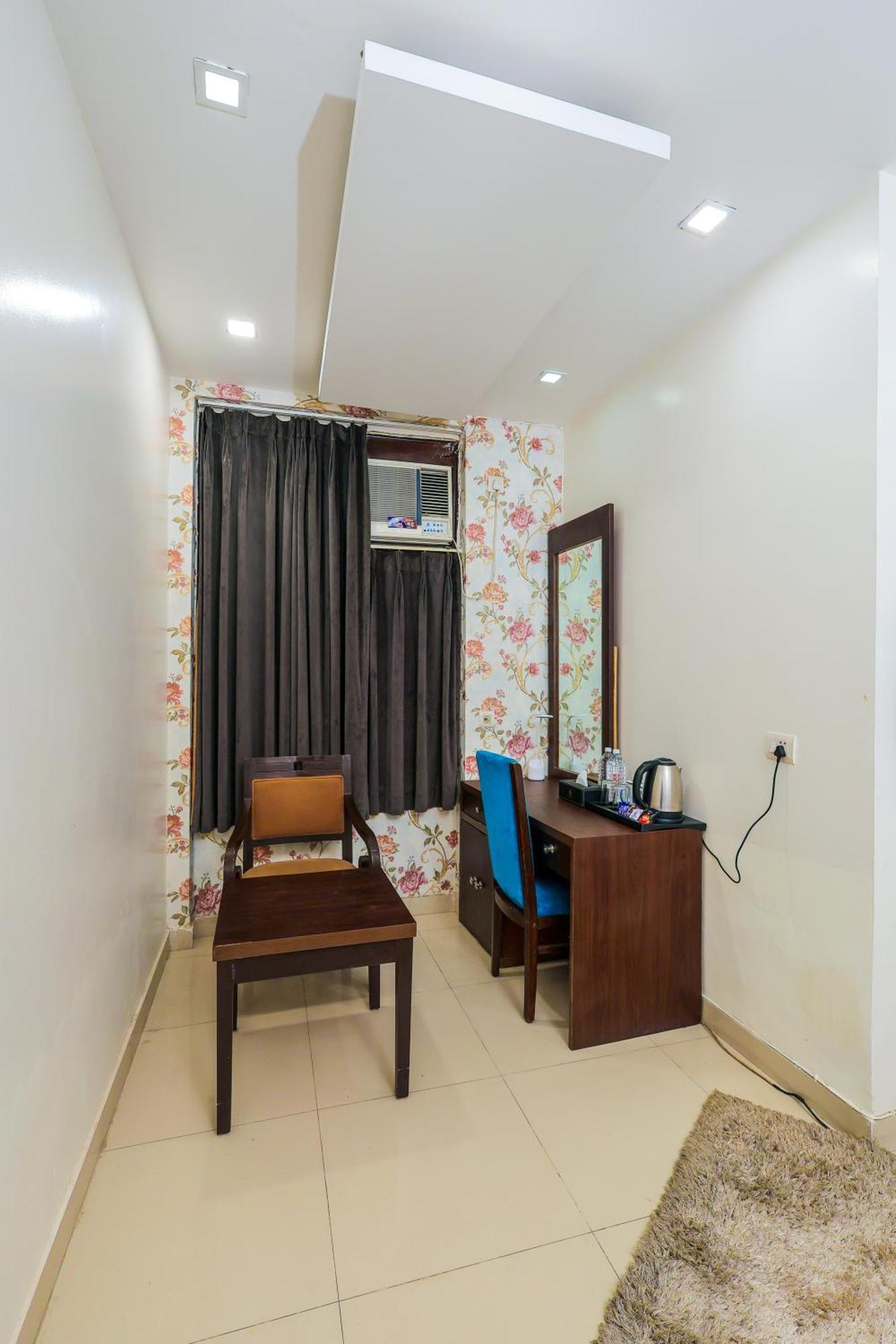 Nikko Blue - Boutique Hotel Гургаон Екстериор снимка