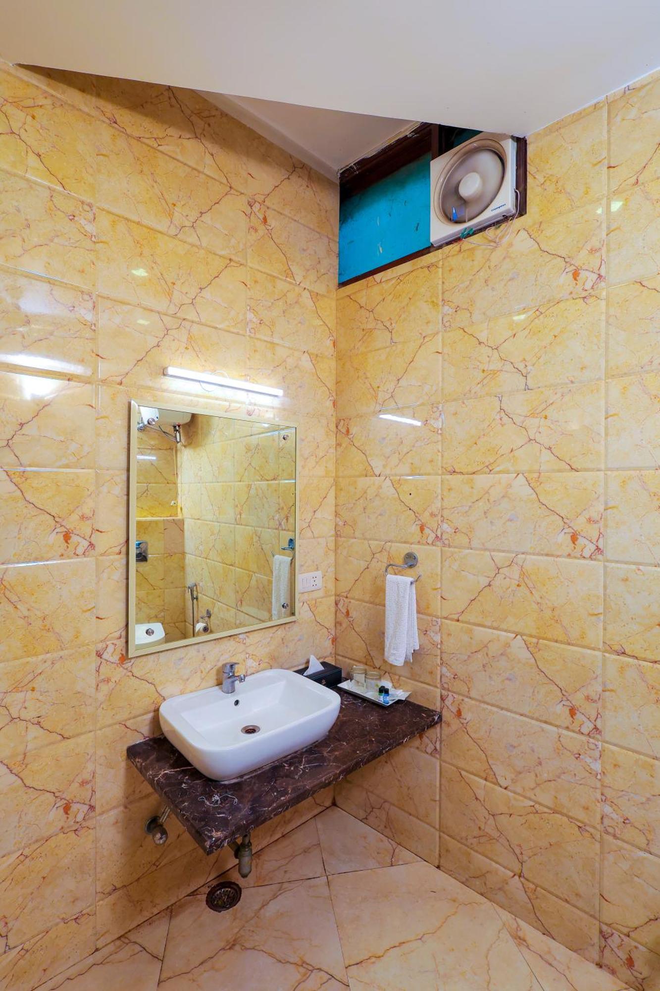 Nikko Blue - Boutique Hotel Гургаон Екстериор снимка