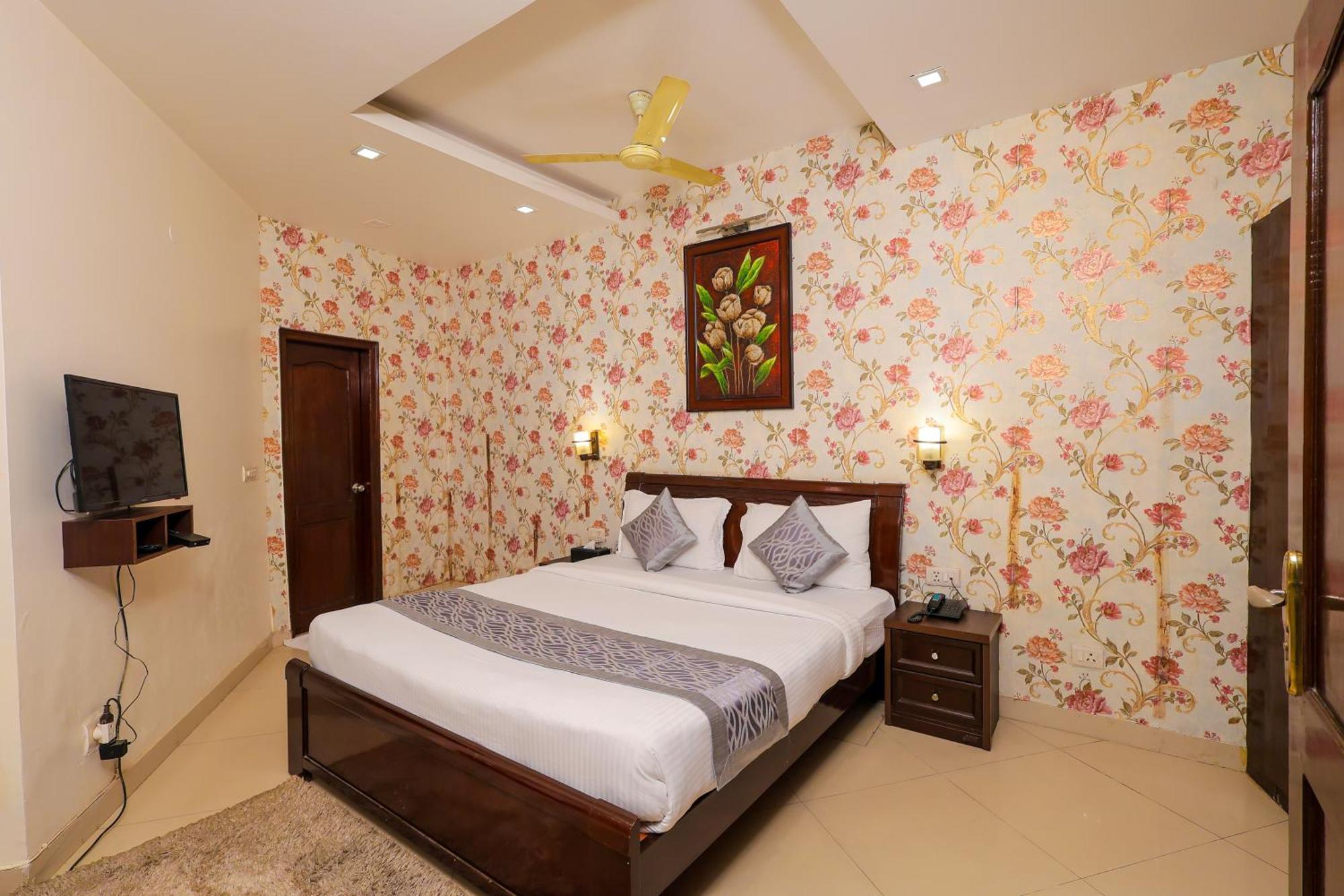 Nikko Blue - Boutique Hotel Гургаон Екстериор снимка