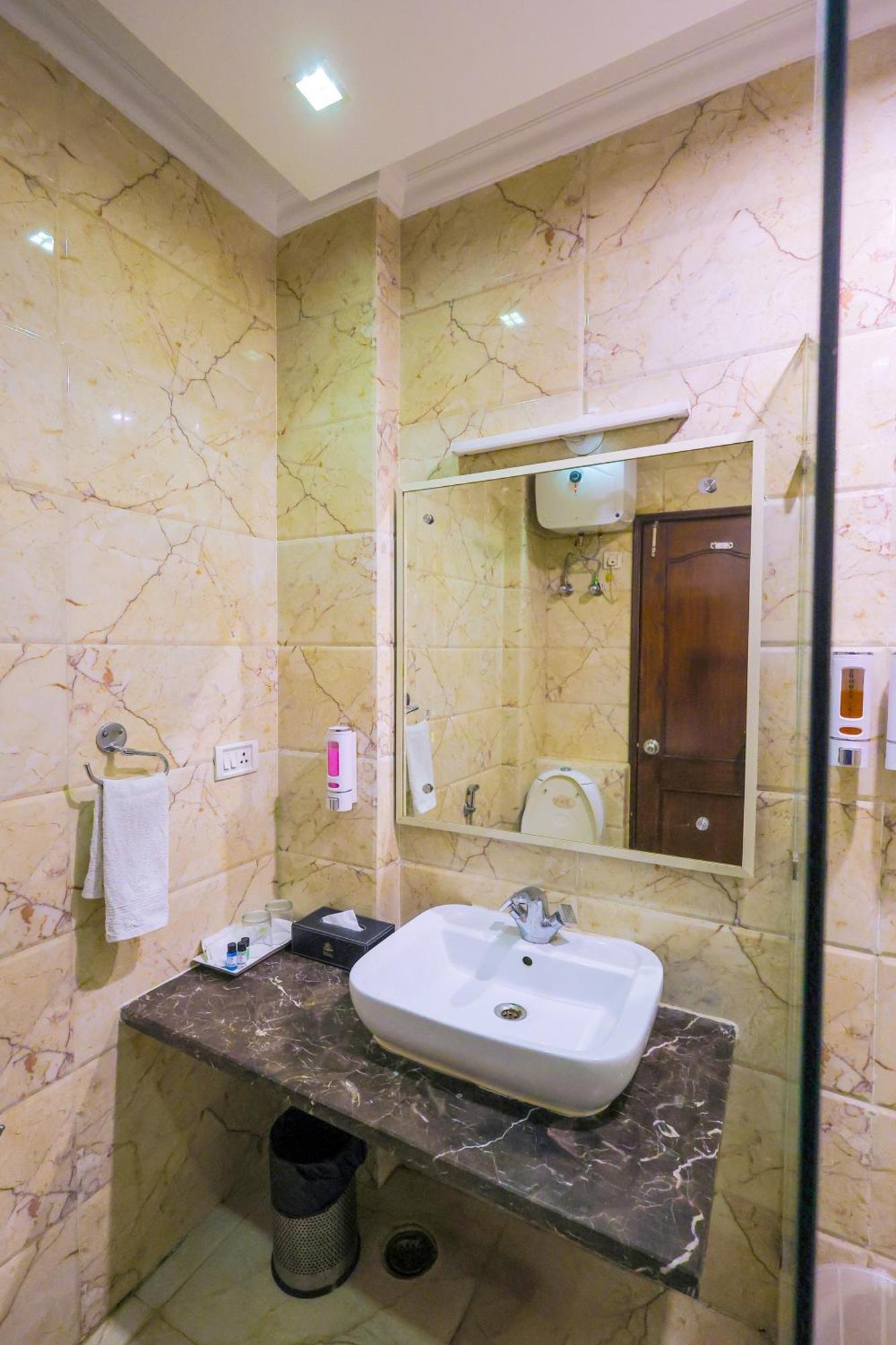 Nikko Blue - Boutique Hotel Гургаон Екстериор снимка