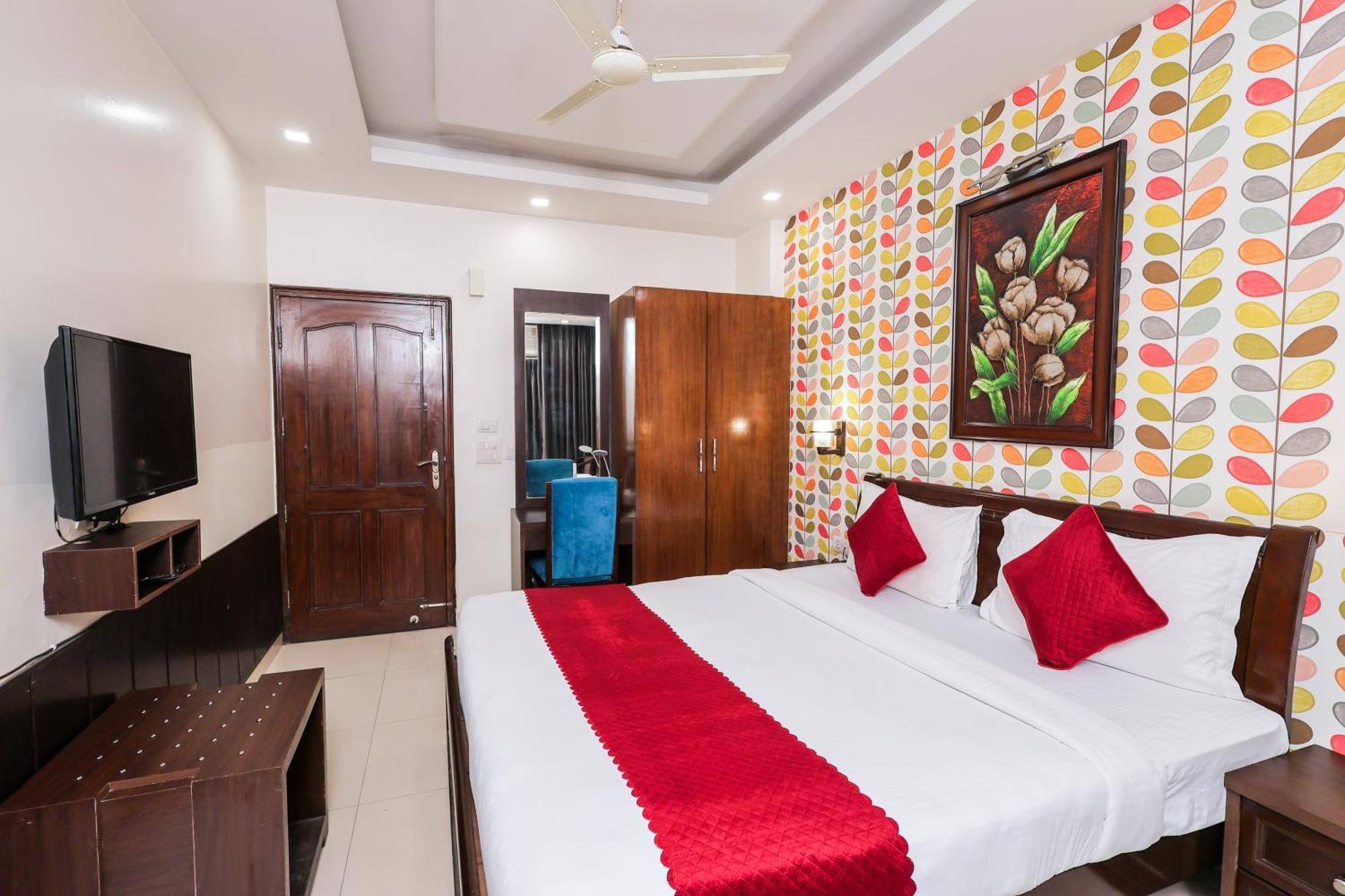 Nikko Blue - Boutique Hotel Гургаон Екстериор снимка